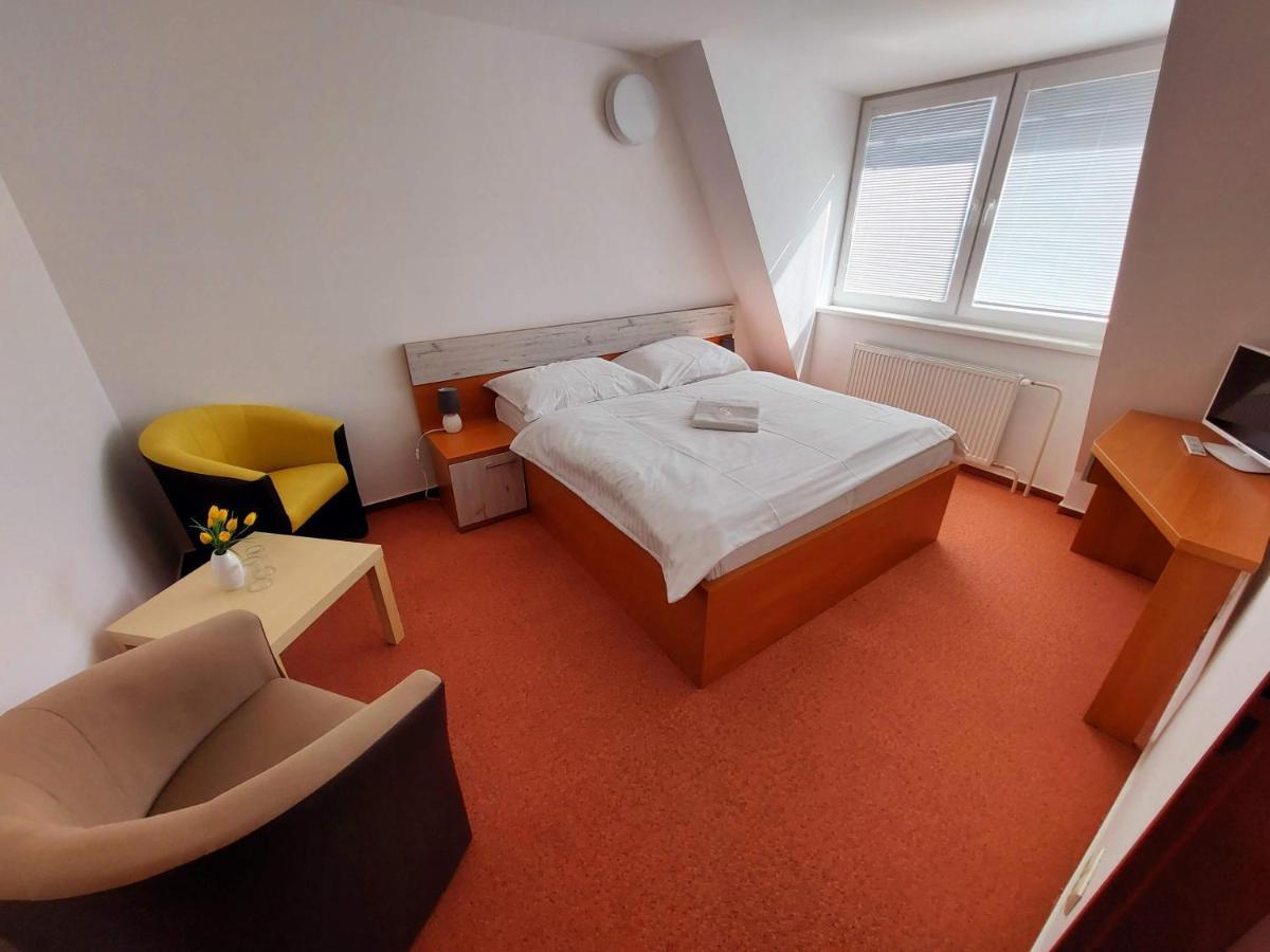 Agrohotel Tri Brezy Hrustin Exterior foto