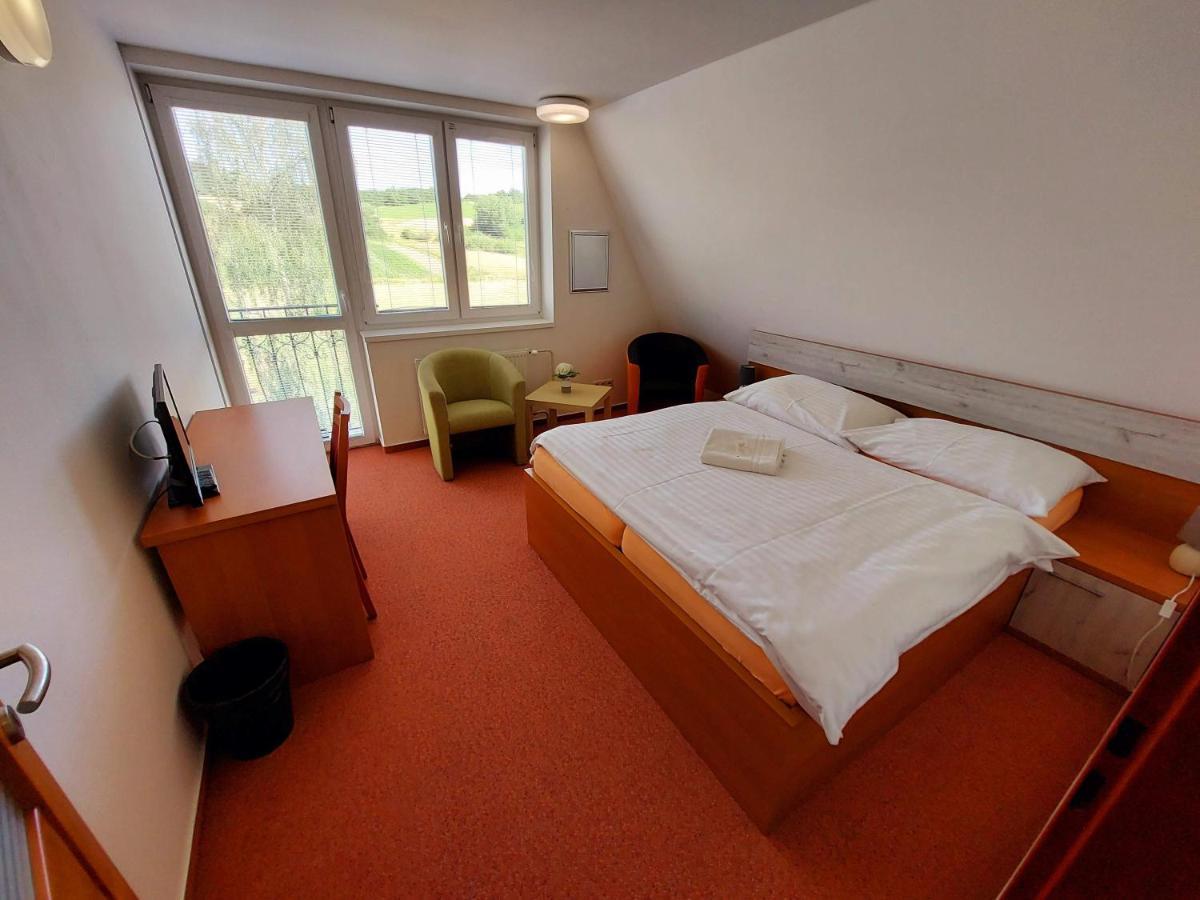 Agrohotel Tri Brezy Hrustin Exterior foto