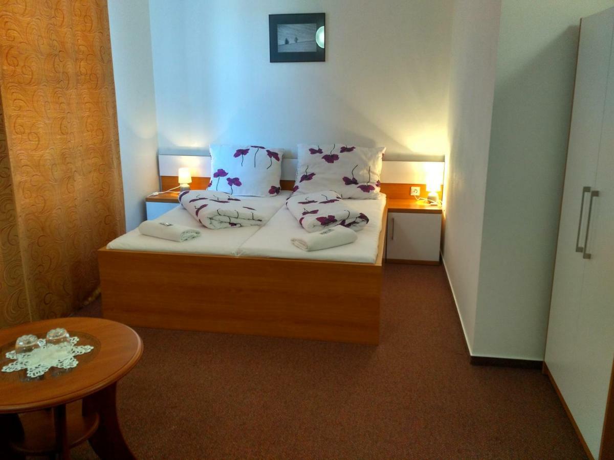 Agrohotel Tri Brezy Hrustin Exterior foto